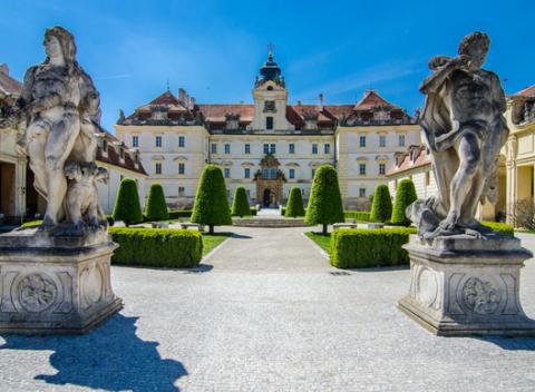 Objavte podklad českého turizmu! To najlepšie z Moravy v priestoroch zámku Valtice s polpenziou a vínom v Zámockom hoteli Hubertus***.