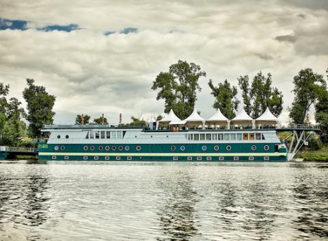 Užite si historickú Prahu s ubytovaním na Vltave! Pobyt pre dvoch na lodi Rohan Boat Prague na 1 alebo 2 noci s polpenziou.