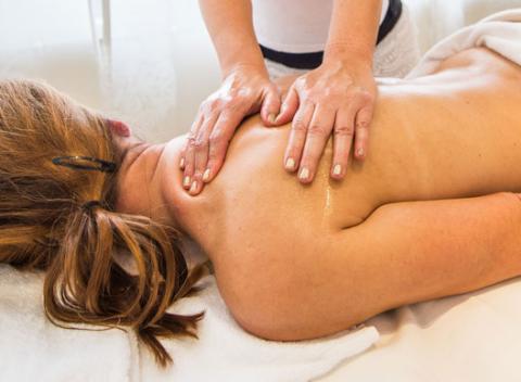 Zatvorte oči a užite si nekonečný relax. Thajská relaxačná masáž s teplým BIO kokosovým olejom v hoteli Apollo alebo darčeková poukážka. 