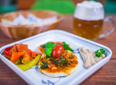 Grilovaný hermelín s brusnicami či nakladaný hermelín a pivo. Pozrite si zápas na LCD obrazovke, zahrajte si šípky a dajte si niečo pod zub.