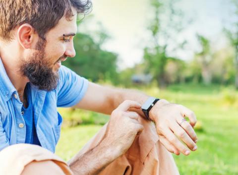 Štýlové hodinky SmartWatch s dotykovým 1,48 palcovým TFT displejom. Zobrazenie času, dátumu, varovanie bzučiaka pri prichádzajúcom hovore.