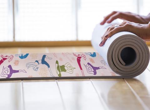 Zažiarte na hodinách jogy s krásnymi podložkami starostlivo navrhnutými jogovými nadšencami a nechajte sa pohladkať ich zamatovým povrchom. 