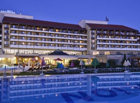 Nechajte sa uniesť na vlnách oddychu a relaxácie v maďarských kúpeľoch. Pobyt s polpenziou a wellness v 4* hoteli HH Pelion v Tapolce. 