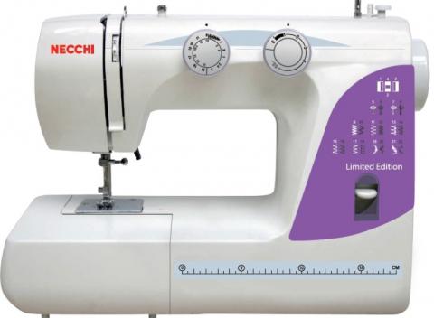 Praktický šijací stroj Toyota 215 A umožňuje 12 programov na šitie, 9 pružných stehov a nové netradičné dekoratívne stehy.