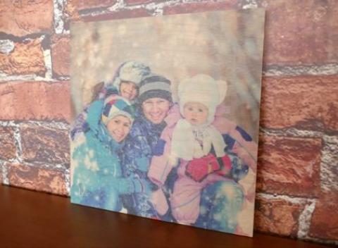 Dajte svojim fotografiám priestor a skrášlite si steny plnofarebným obrazom na drevenej doske s vašim vlastným motívom. 