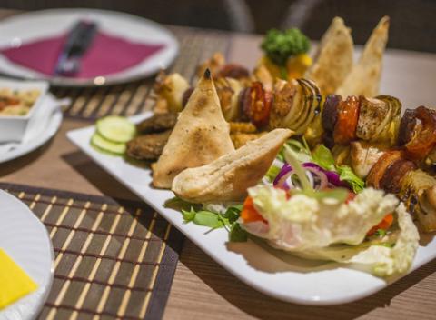 V Reštaurácii a Café Jaskyňa vám pripravia skvelé orientálne pochúťky s nádychom exotiky. Čaká vás plný tanier dobrôt pre dvoch.