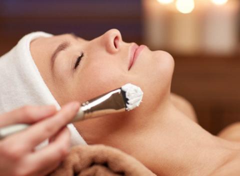 Udržujte si svoju pleť zdravú, sviežu a v ideálnej kondícii! Hĺbkové čistenie pleti s úpravou a farbením obočia vašu krásu vyzdvihnú.