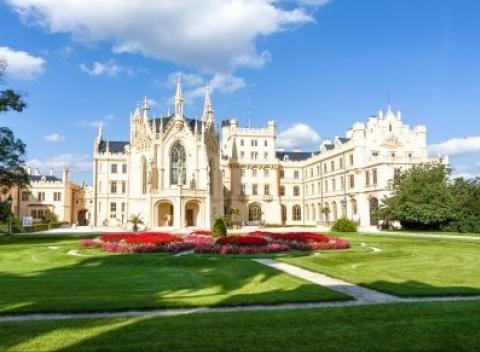 Spoznajte Lednice - najromantickejšie miesto na južnej Morave. Pobyt pre dvoch s polpenziou, vínom a romantickou jazdou v kočiari.