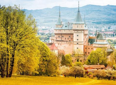 Vyskúšajte magickú a iskrivú moc kúpeľného mesta Bojnice. Dovolenka v hoteli Športcentrum Bojnice*** s wellness a vlastnou športovou halou. 