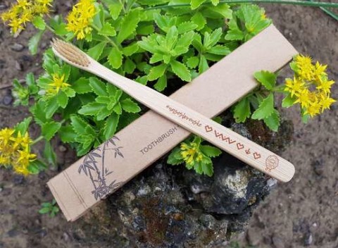 Ekologické zubné kefky od „Naše slovenské“ - bambusové zubné kefky s originálnymi nápismi.