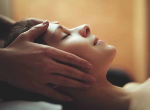 Kozmetické ošetrenia – manuálne čistenie, chemický peeling alebo anti-akne mezoterapia.