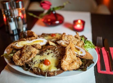 Lahodná mäsová misa pre 2-3 hladošov. Kuracie, bravčové, ryža či zemiaky? Už sa nemusíte rozhodovať, dajte si všetko naraz a poriadne veľa.