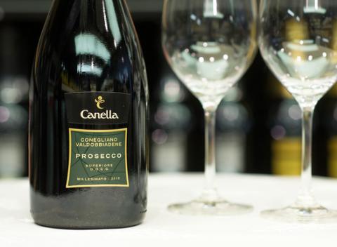 Fľaša Prosecca Valdobbiadene Superiore D.O.C.G. Millesimato pre tých najnáročnejších s osobným odberom v OC Central. 