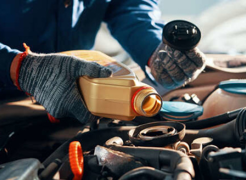 Výmenam oleja, olejového filtra + vzduchového filtra s materiálom a servisná prehliadka.