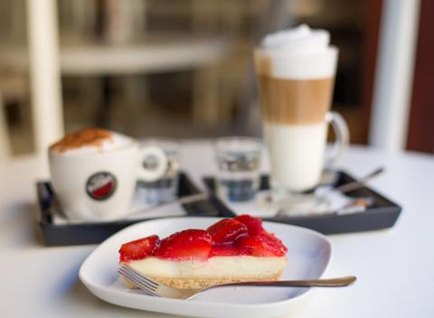 Jahodový cheesecake s kávou alebo varené vínko v Cafe Barcelona. Oslaďte si život a užite si príjemné popoludnie so skvelými pochúťkami. 