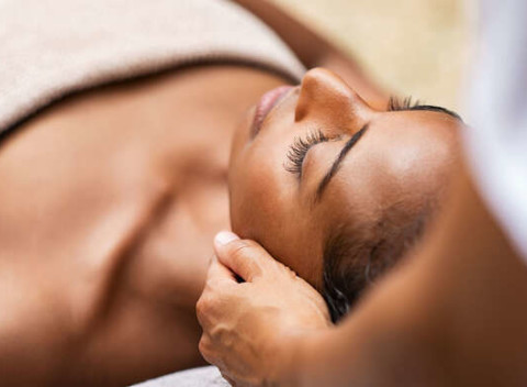 Terapeutické masáže Shiatsu, nôh, celotelová či masáž s 24k zlatom, kvantovou liečbou & fyzioterapeutom.