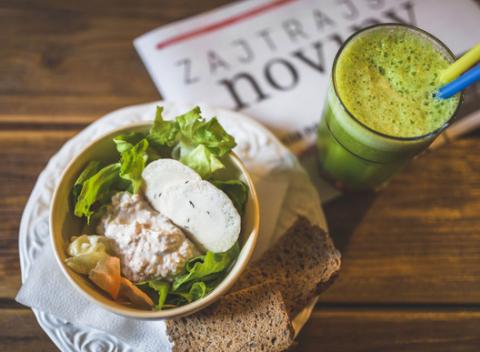 Nechajte výrobu svojich raňajok na druhých. V Raňajkárni Rozprávka vám naservírujú RAW kešu nátierku so zeleninou a čisto zrným chlebíkom. 
