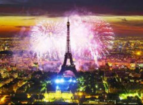 Farebný, šarmantný, plný života a kultúry, jednoducho silvestrovský Paríž stvorený pre všetkých, ktorí túžia po nezabudnuteľných chvíľach.  