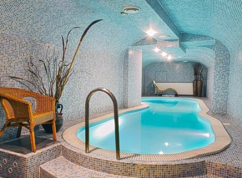 Pod kopcom Zobor, odkiaľ je ten najkrajší výhľad na nádherné mesto Nitra leží hotel Capital****. Užite si romantický víkend s wellness. 