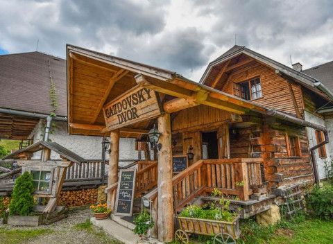 Bešeňová: Penzión Gazdovský dvor s polpenziou a Region Card blízko aquaparkov.