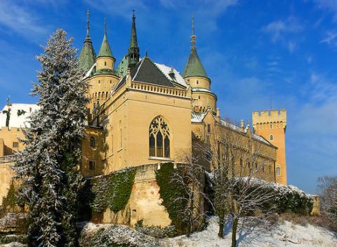 Nechajte si i vy ukradnúť srdce romantickým kúpeľným mestom Bojnice. Rodinný wellness pobyt v hoteli Športcentrum Bojnice***. 