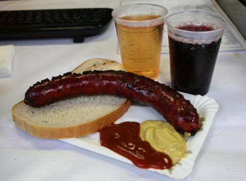 Príďte si vychutnať vianočnú atmosféru na Hlavné námestie. Výborný vianočný punč a kuracia cigánska v žemli alebo grilovaná klobáska.