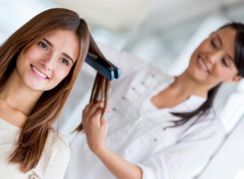 Pani jeseň už žiari pestrými farbami, pridajte sa k nej a očaríte svoje okolie. Dámsky alebo pánsky strih, farbenie alebo melír. 