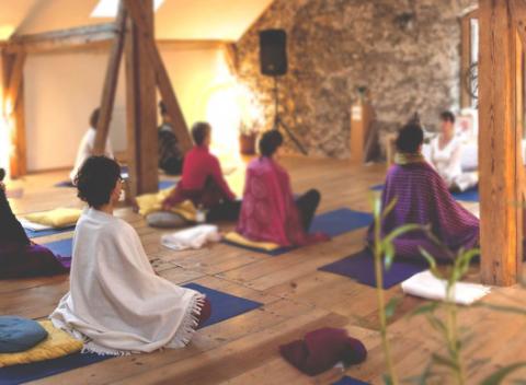 Relaxačný jogový pobyt v tradičnej drevenici - v Kolibe u Jogošíka. Sadnite si do lotosového kvetu, zavrite oči a ponorte sa do seba. 