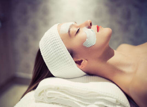 Kompletné ošetrenie tváre v Huy nails beauty boutique. Omladená, čistá a zdravá pleť.