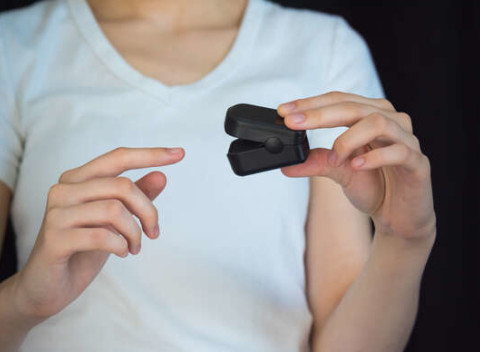 Pulzný oxymeter – merač okysličenia krvi. Pre sledovanie a kontrolu pulzu a okysličenia krvi.