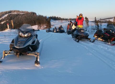 Adrenalínová jazda na snežných skútroch v Slovenskom rudohorí. Skvelý aktívny oddych spojený s relaxom a zábavou pre skupiny či rodiny.
