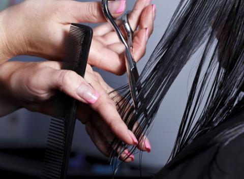 Privítajte leto veľkolepo s novým účesom podľa vášho želania. Dámsky aj pánsky strih alebo farbenie vlasov s novým strihom vrátane stylingu.