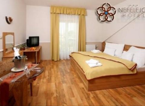 Unikátny pobyt v maďarskom meste Mezökövesd v krásnom hoteli Nefelejcs*** s bohatou polpenziou, vstupom do liečivých termálov a wellness. 