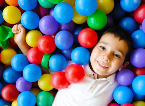 Vstup do detského indoor centra Wonderland. Kaviareň a bezbariérové detské ihrisko je príjemným priestorom na oddych pre celú rodinu. 