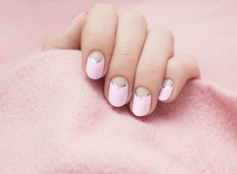 Gélové nechty, japonská manikúra alebo spevnenie prírodného nechta gélom.