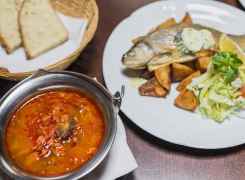 Sviatočné vianočné menu v pivárni The PorterHouse. Sviatočná kapustnica, lahodný pstruh s opekanými zemiakmi a domáca bábovka s likérom.