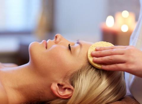 Procedúry, ktoré vás bez problémov zbavia vrások, akné, jazvičiek či pigmentových škvŕn – lifting a detox tváre v salóne Bellave. 