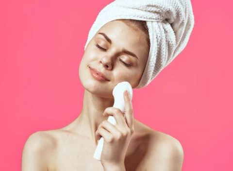 Žehličky s mikroprúdom a galvanické žehličky s ultrazvukom -  zbaví vašu tvár a dekolt nedokonalostí.