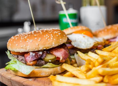 Šťavnatý domáci burger, v ktorom je na cheddare a pod slaninkou, oštiepkom a volským okom položené zomleté mäso ugrilované na rošte. 