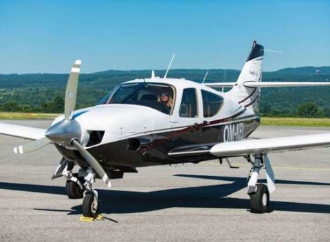 Zážitkový let pre 3 osoby s možnosťou pilotovania - poletíte rýchlosťou až 290 km/hodinu!