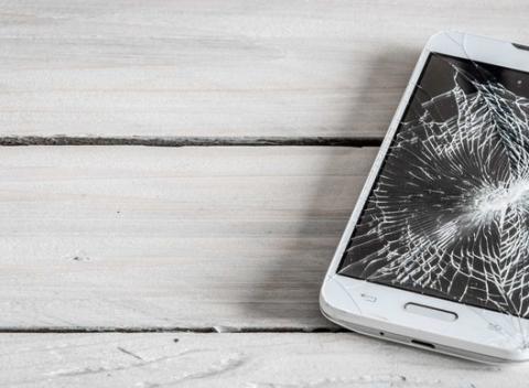 Život s pavučinou na displeji nie je ľahký a  ani jeho oprava nie je dvakrát lacná. Ochranná sklenená fólia na všetky typy smartfónov. 