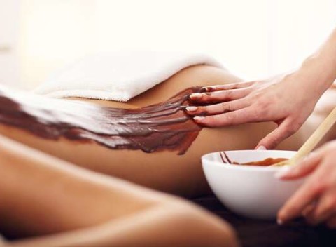 Rašelinový, čokoládový alebo celotelový zábal z bahna Mŕtveho mora.