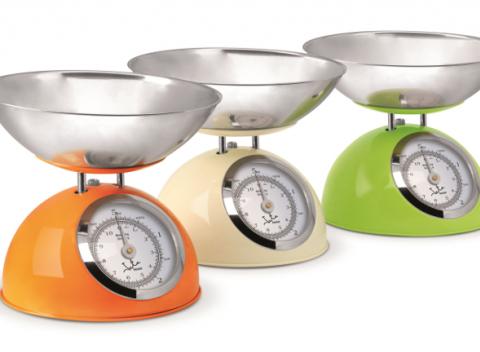 Retro mechanická kuchynská váha JATA 612BL do 5 kg s presnosťou váženia 25g.