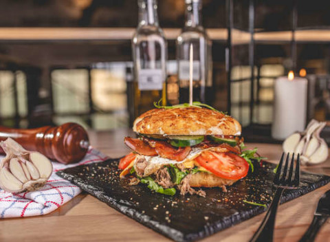 Pražský burger z trhaného bravčového pečeného mäsa - take away alebo s rozvozom domov.