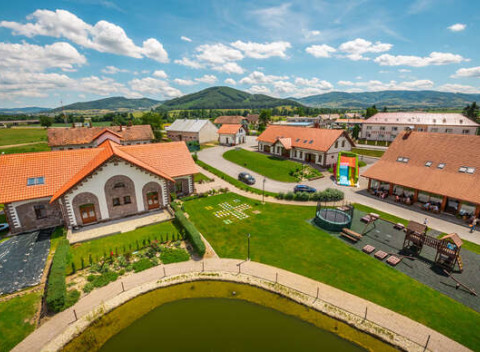 Neobyčajná jeseň s polpenziou a masážou v prekrásnom Masarykovom dvore na Podpoľaní.