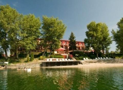 Zájdite si na dovolenku do obľúbenej lokality pri Slnečných jazerách. Vo Wellness Hoteli Relax*** vás čaká neobmedzené wellness a polpenzia.