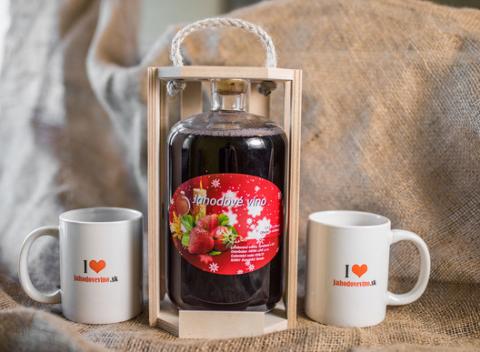 Jahodové víno alebo malinové, bazové či ostružinové - 1,5 l v peknej drevenej krabici a dvoma hrnčekmi. Skvelá ovocná a voňavá pochúťka.
