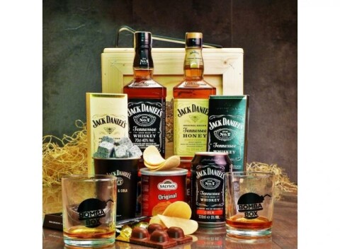 Darčeková debna s páčidlom Jack Daniel’s & Honey pre poriadnych chlapov.