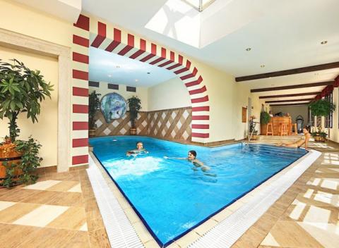 Načerpajte atmosféru historického prostredia mesta Český Krumlov! Luxusné ubytovanie s raňajkami a wellness v štýlovom 5* Hoteli Růže.