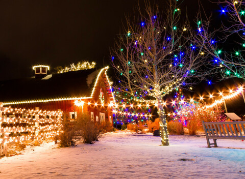Žiarivé vianočné osvetlenie v podobe reťazí, záclon či svietiacich cencúľov.